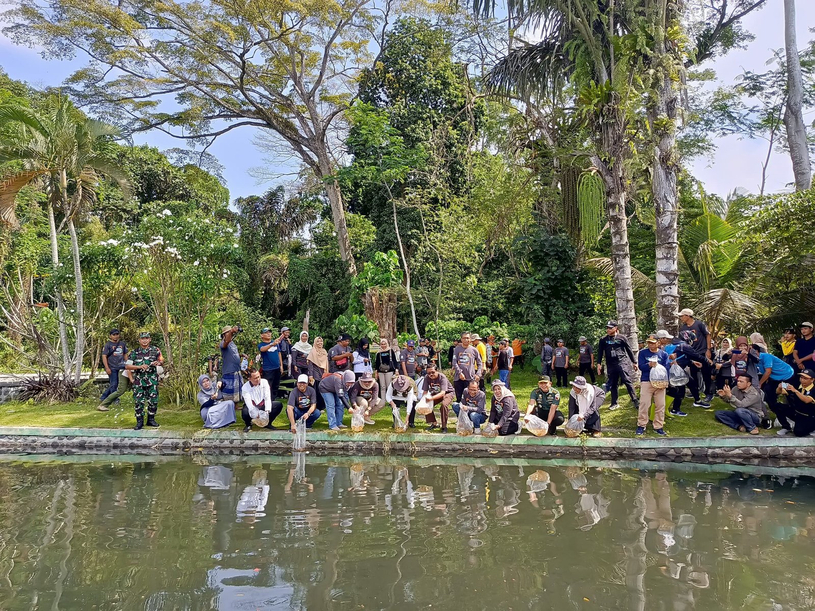 Dinas Perikanan Kab. Lumajang Tebar Ikan di Perairan Umum (Sumber: portalberita.lumajangkab.go.id)