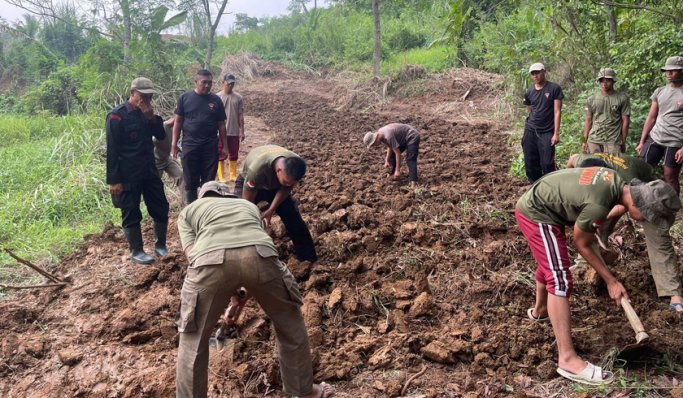 Korbrimob Polri hidupkan lahan tidur di Resimen IV Paspelopor Korbrimob Polri, Karawang Timur (Sumber: pmjnews.com)