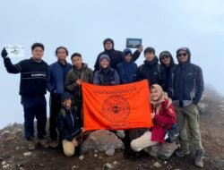 Caravan Mountaineering Club (CMC) Yogyakarta Salurkan Panel Surya di Area Gunung Slamet