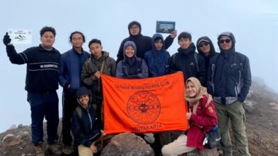 Caravan Mountaineering Club Fapet UGM Distribusikan Panel Surya ke Gunung Slamet (Sumber: fapet.ugm.ac.id)