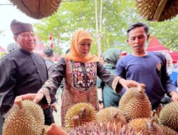 DURIAN: Gubernur Jatim Terpilih, Khofifah Borong “Si Kasmin” dan “Musang King Pasrepan” di Bazar Durian