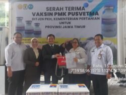 PENYAKIT MULUT dan KUKU (PMK): Berantas PMK, Kementan Serahkan 165 Ribu Dosis Vaksin Tahap I ke Jawa Timur
