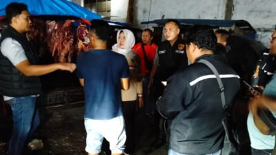 DAGING GLONGGONGAN: Petugas Dinas Peternakan dan Satgas Pangan Polres Pasuruan Temukan Daging Sapi Diduga Glonggongan