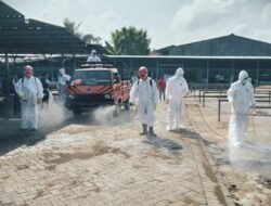 PENYAKIT MULUT DAN KUKU (PMK): Cegah PMK Meningkat di Nganjuk, Tim BPBD Jatim Semprot Disinfektan Dua Pasar Hewan