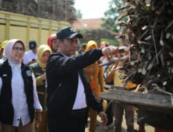 PUPUK: Turun Tangan ke Lapangan, Mentan Tutup Kios Penjual Pupuk Nakal di Lumajang, Jawa Timur