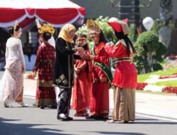KAMBING ETAWA: Apresiasi Pakaian Terunik, Gubernur Jatim Hadiahi Pemenang dengan Kambing Etawa