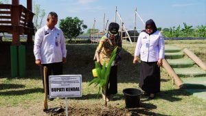 KELAPA: Dukung Ketahanan Pangan, 1.000 Bibit Pohon Kelapa Ditanam di Lapas Terbuka Kelas IIB Kendal