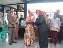 TEMBAKAU: Buruh Tani di Kabupaten Blora, Jawa Tengah, Terima Bantuan Uang Tunai