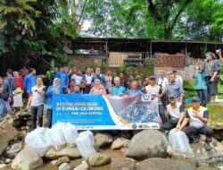 IKAN: Upaya Jaga Populasi Perikanan dan Ketahanan Pangan dengan Tebar 15.000 Ekor Bibit Ikan ke Sungai Ciliwung