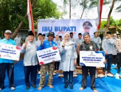 NELAYAN: 12 Mesin Kapal Diserahkan untuk Nelayan di Kabupaten Banyuwangi, Jawa Timur