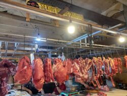 PASOKAN PANGAN: Jelang Idulfitri, Stok Daging dan Telur di Pasar Cibinong, Kabupaten Bogor, Aman