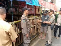 IDULADHA 2026: Petugas Tertibkan Lapak Hewan Kurban di Atas Trotoar di Jakarta