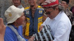 CABAI: Ketika Bupati Dicegat Mbah Saminem, Mau Serahkan Cabai dan Jipang…