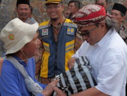 CABAI: Ketika Bupati Dicegat Mbah Saminem, Mau Serahkan Cabai dan Jipang…